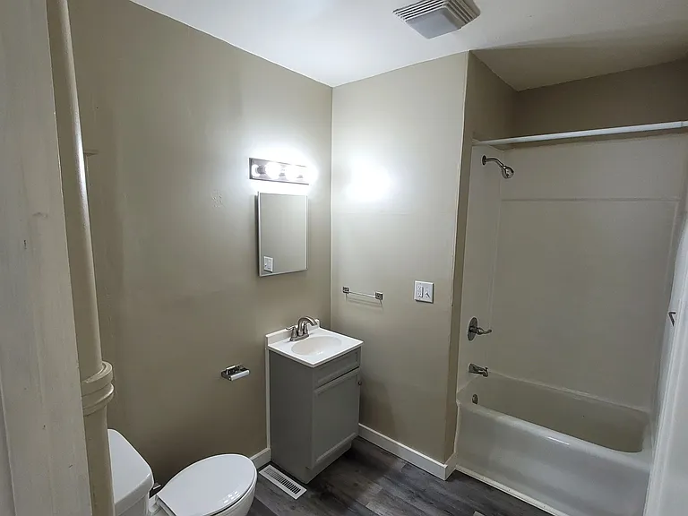 403 W Walker St — Photo 9