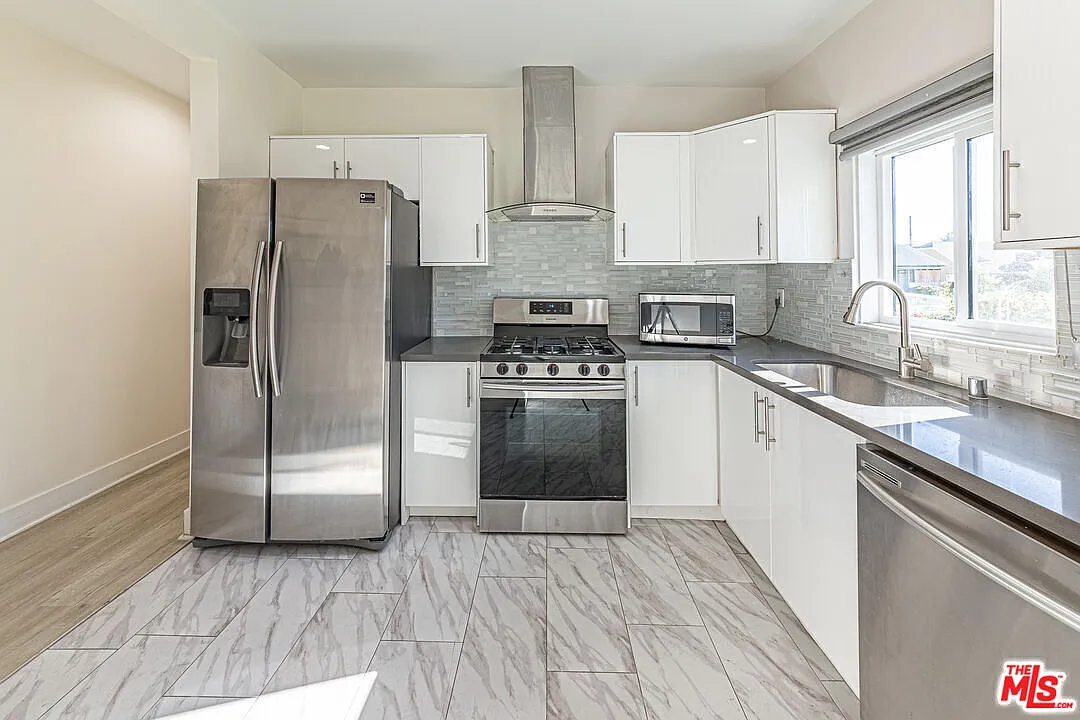 2 bed, 1.0 bath, 1000 sqft, $2,850 — Photo 2