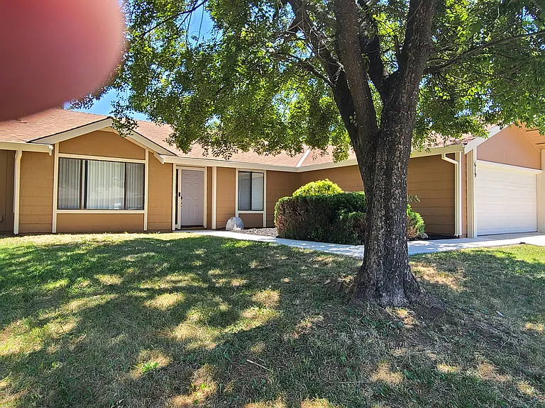619 Willow Creek Dr — Photo 3