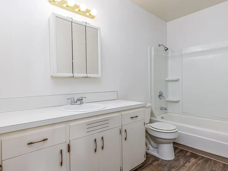 Kathy-Ann Apartments — Photo 48