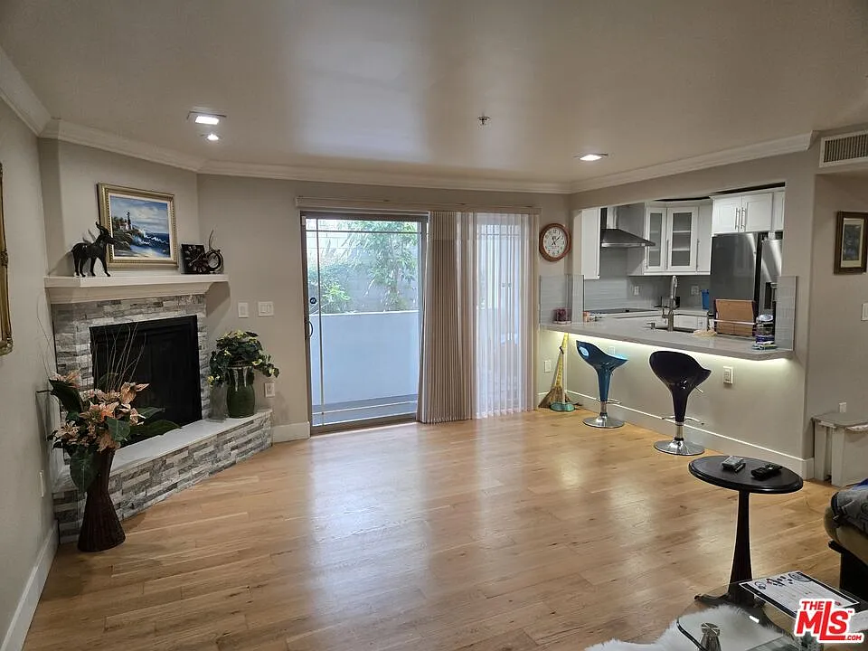 Building Photo - 4733 Elmwood Ave #103