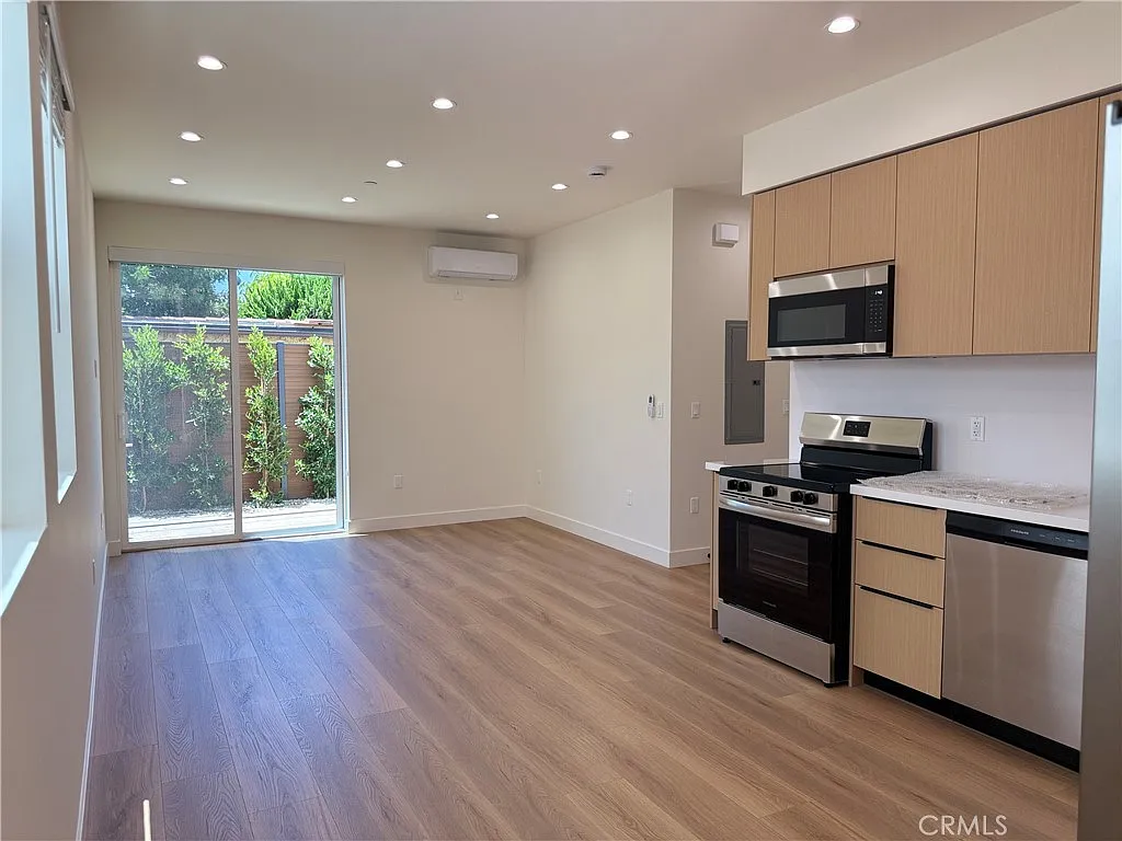 2 bed, 1198 sqft, $6,500 — Photo 2
