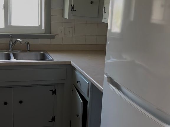 3rd image of 2025 Abbott Rd APT 4