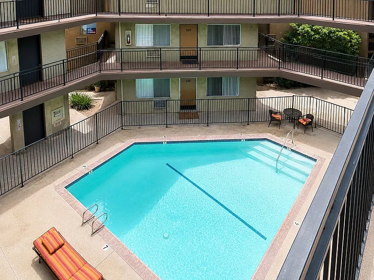 Topanga Apartments — Photo 14