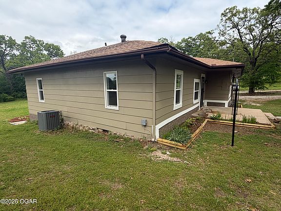 3rd image of 423 E 39th St