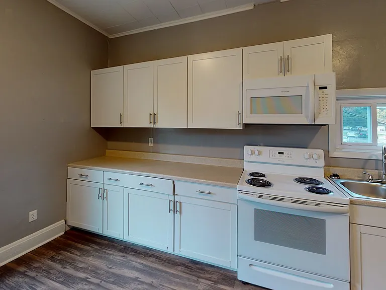 33 Westminster Avenue — Photo 4