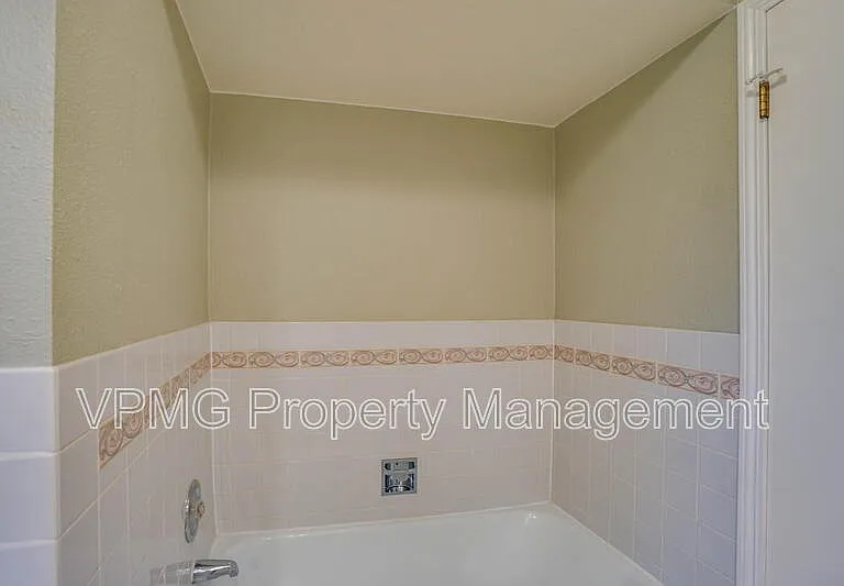 2218 E 18th St #A — Photo 22