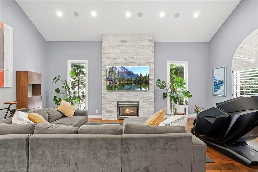 3 bed, 2075 sqft, $12,000 — Photo 1