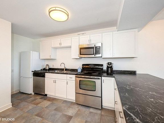 3rd image of 1660 N Lasalle St #1010
