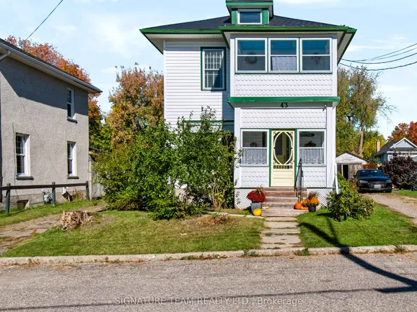 43 Bank St S, Renfrew, ON K7V 2E5