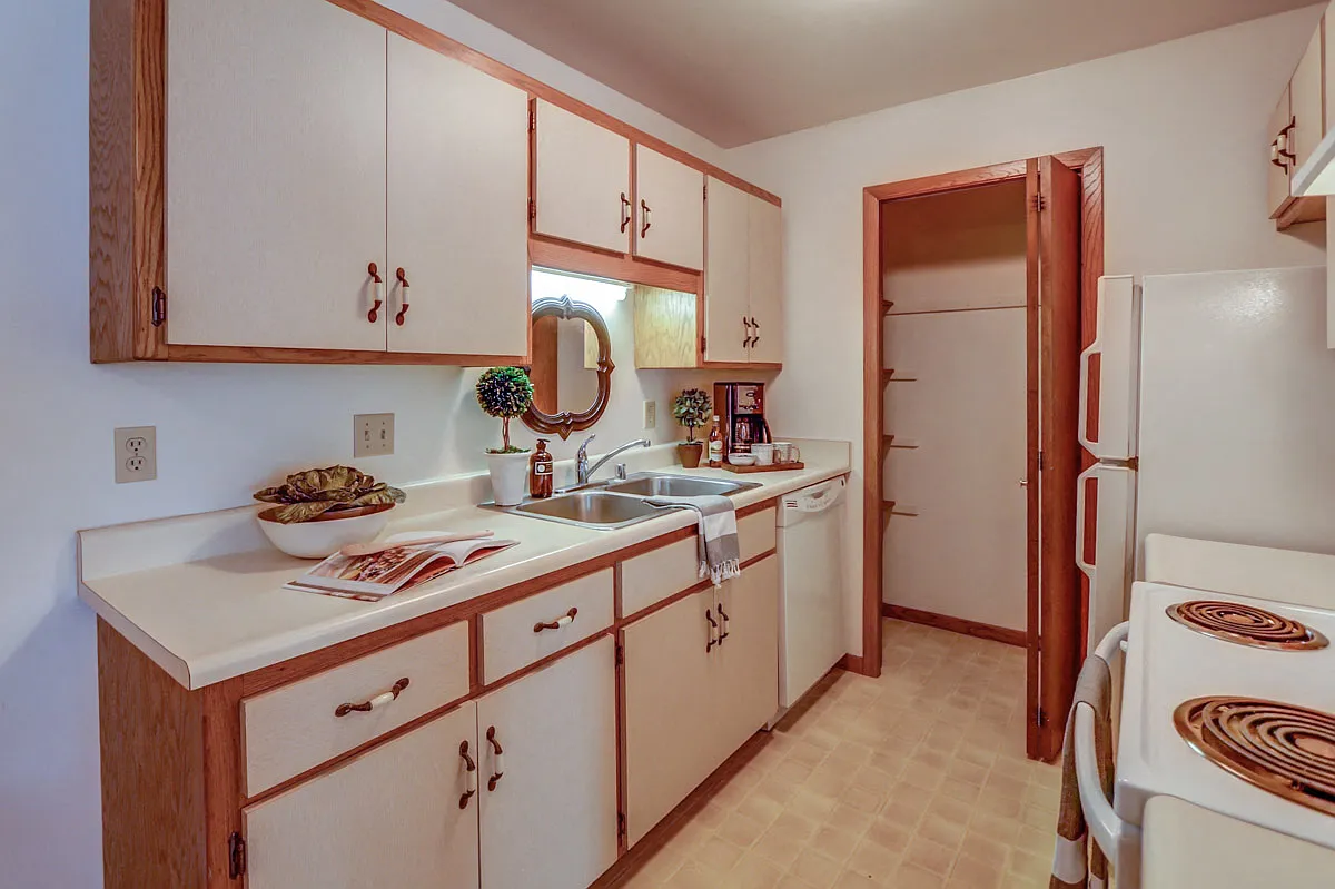 Tree Lane Park Apartments — Photo 4