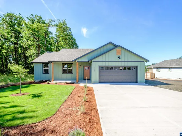 1141 SW Cherry St, Dallas, OR 97338