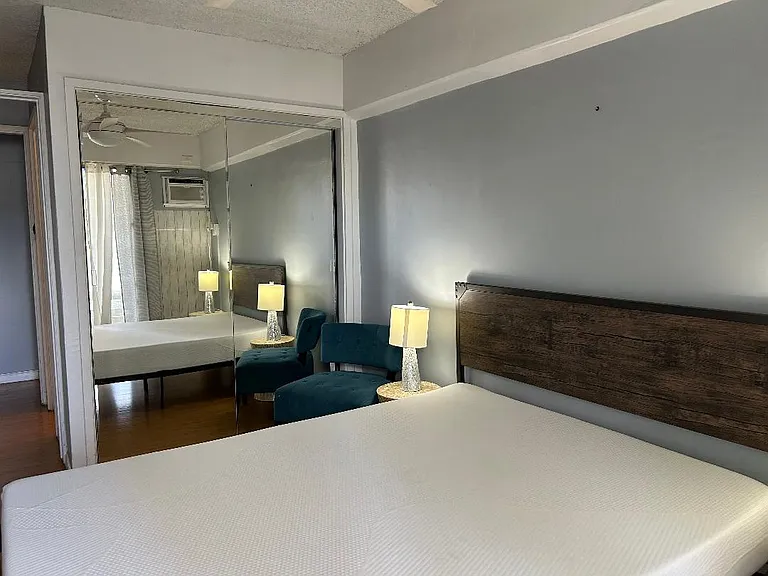 Bedroom with Queen Bed.