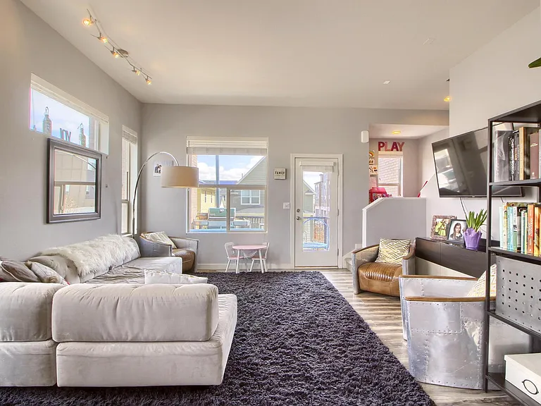 3045 Geneva St — Photo 4