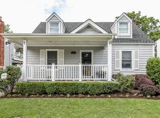 10 Arnold St, Hicksville, NY 11801