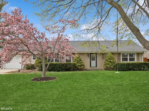 1090 S Pine Ave, Arlington Heights, IL 60005