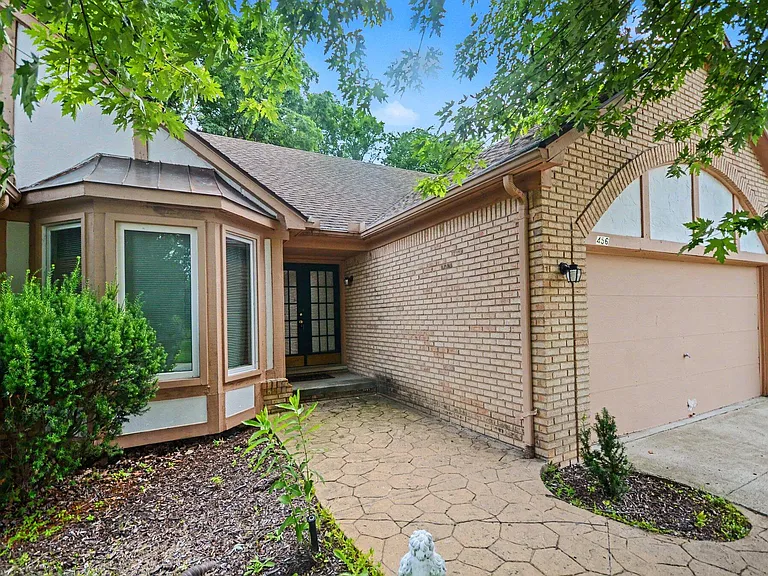 456 Essex Dr — Photo 2