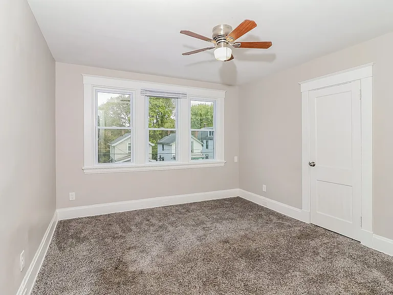 623687_026_main_bedroom_13241337.jpg