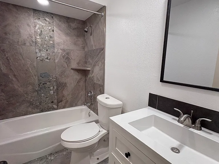 714 Upland Ln — Photo 12