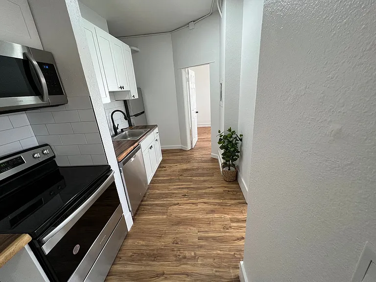 Adams Apartments — Photo 12