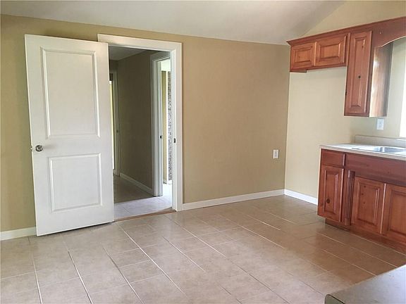 3rd image of 301 E Cottage Grove Ave