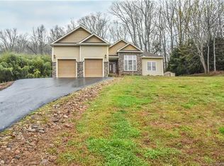 720 Lyndhurst Dr, Hendersonville, NC 28791