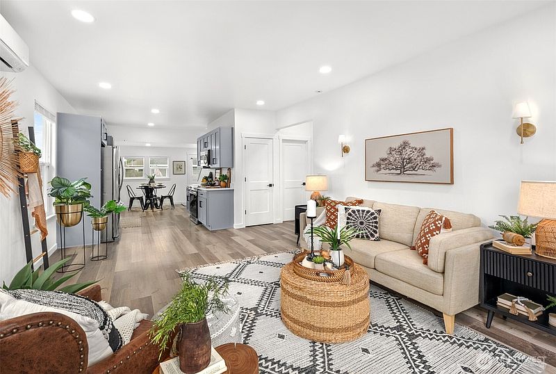 3rd image of 1924 4th Street