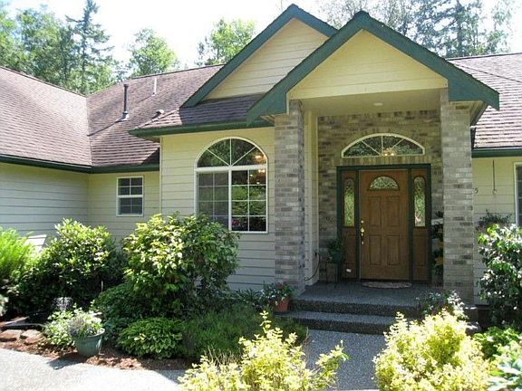 This front door entry is very inviting.
