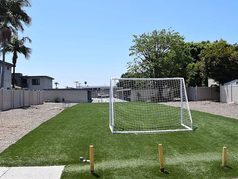 Vio Cerritos — Photo 12