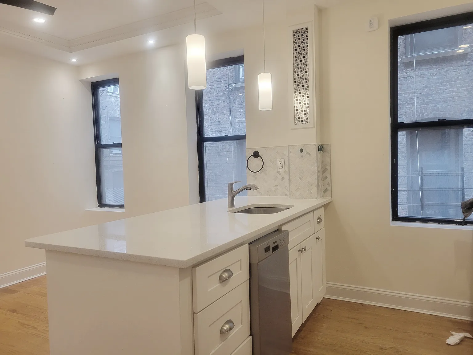 3147 Broadway — Photo 2