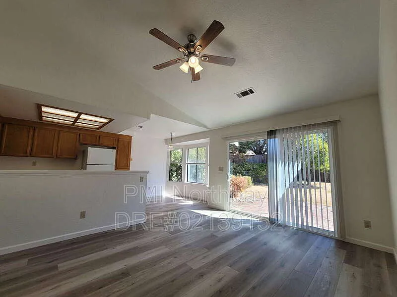 3 bed, 2.0 bath, 1299 sqft, $2,695 — Photo 4