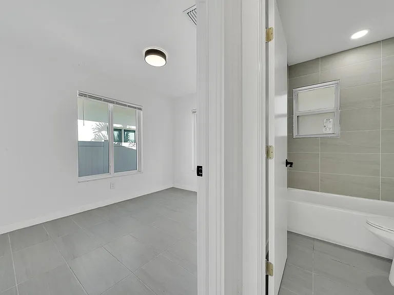 1108 NE 16th St — Photo 20