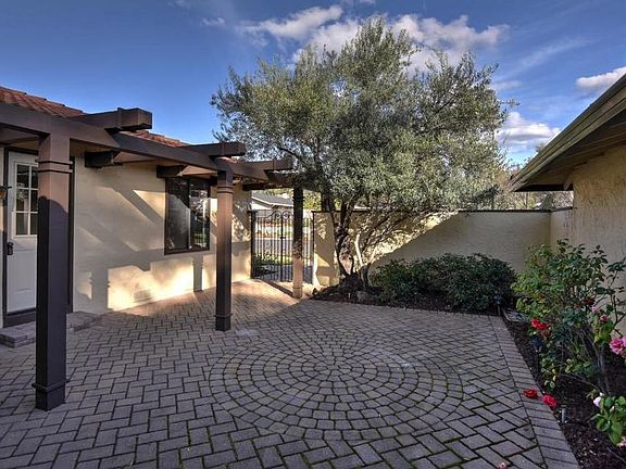 4th image of 252 Marchmont Ct