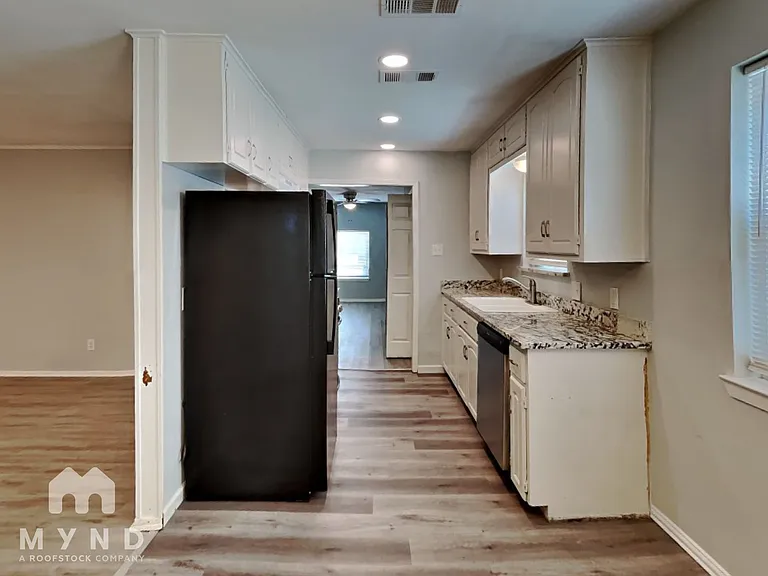 904 Redbud St — Photo 5