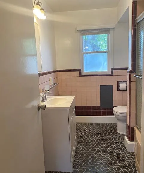 744 Roberts St — Photo 6