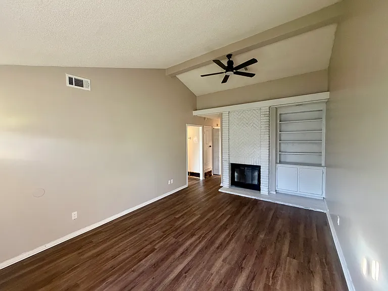 2800 E Hickory Blf — Photo 2