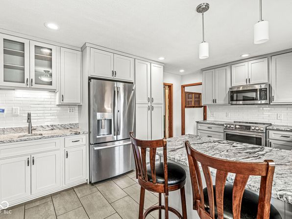 4152 S Creekside Dr, New Palestine, IN 46163