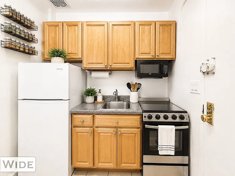 101 W 73rd St #2E — Photo 3