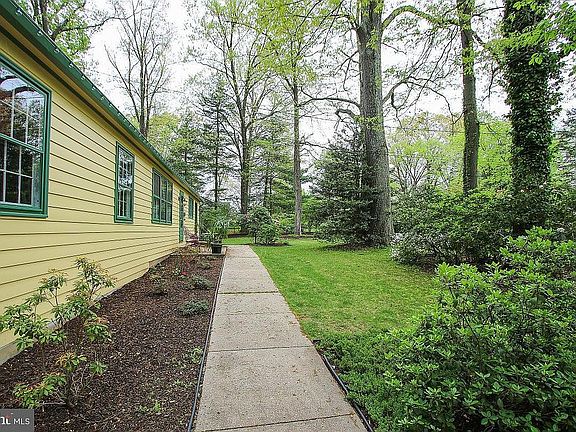 Front Exterior Driveway view