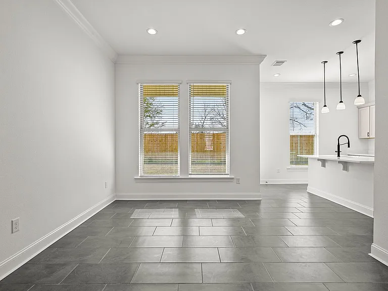 38405 Parliament Dr — Photo 4