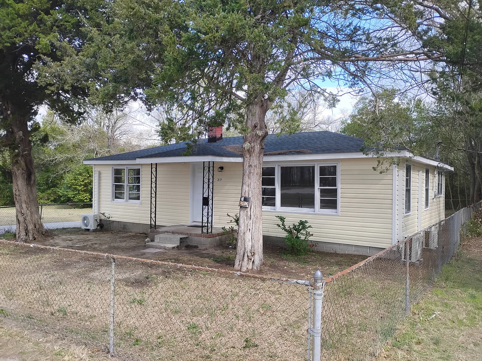 3 bed, 1450 sqft, $900 — Photo 1