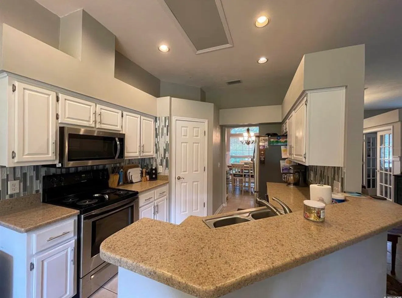 4 bed, 2024 sqft, $3,650 — Photo 2