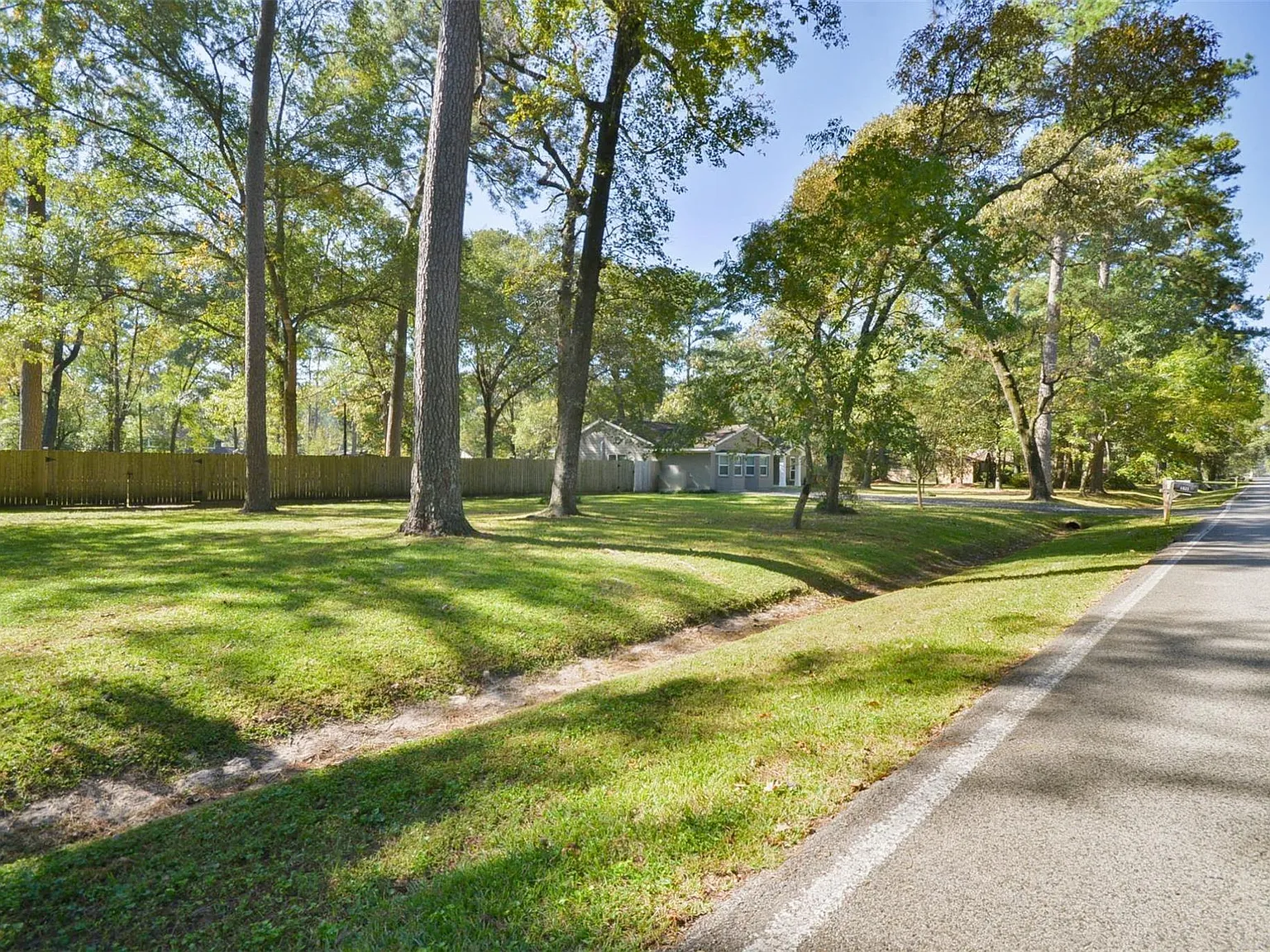 4 bed, 2.0 bath, 2100 sqft, $2,800 — Photo 2