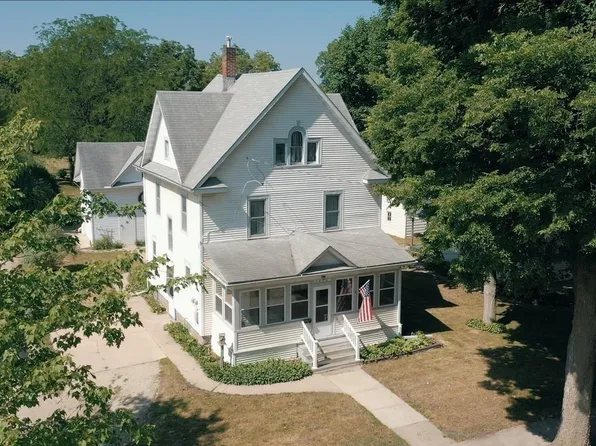 1416 Clark St, Charles City, IA 50616