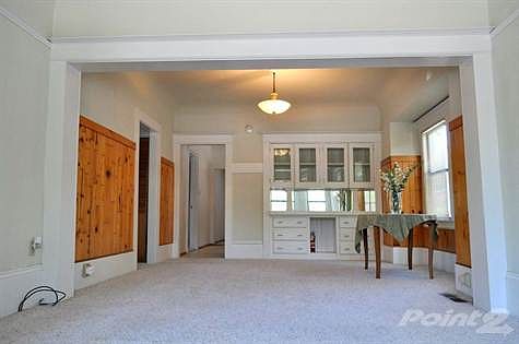 Detailed moldings, coved ceilings...