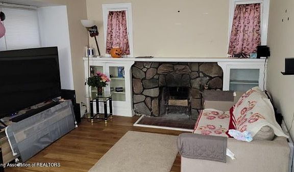 2nd image of 549 E Greenlawn Ave