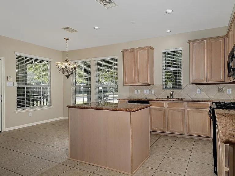 50 E Pipers Green St — Photo 10