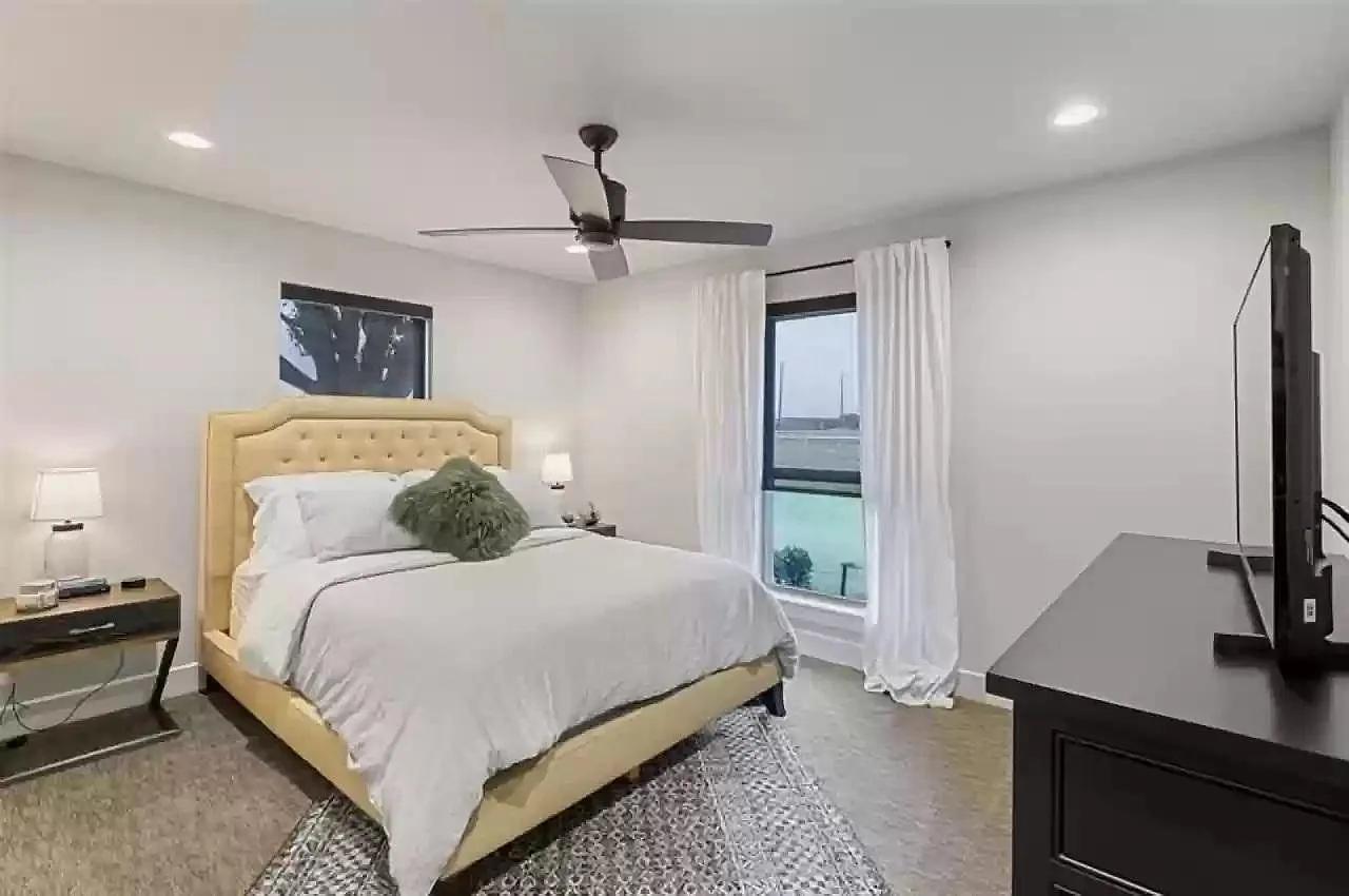 3 bed, 2106 sqft, $2,950 — Photo 4