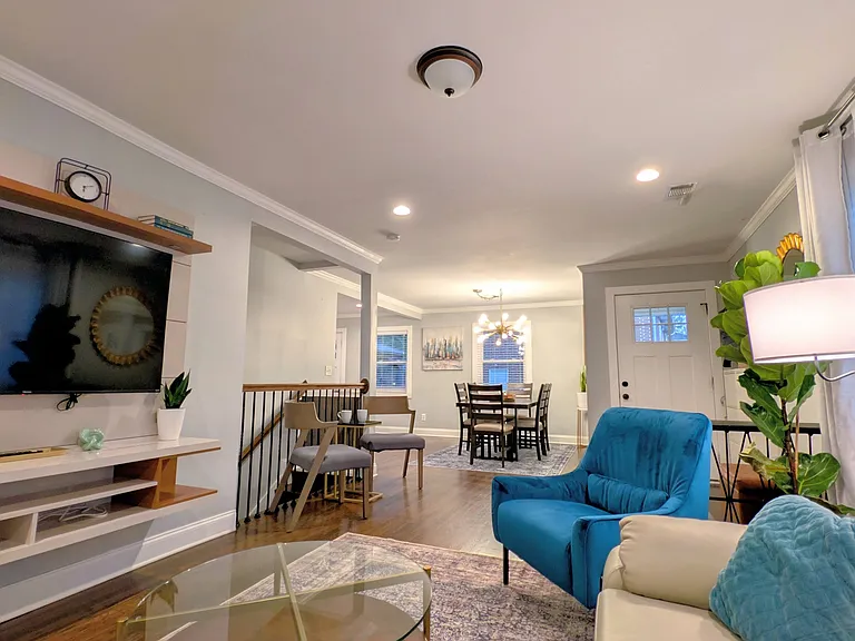 831 Parkway Dr SE — Photo 3