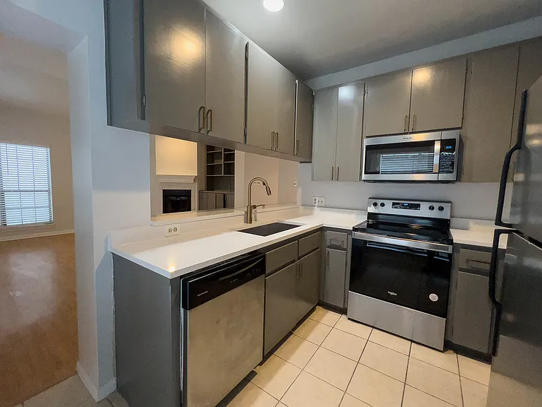 905 W 22nd 1/2 St #301 — Photo 4